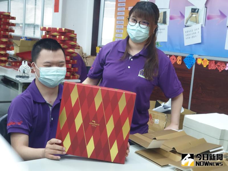 ▲智障青年阿昱,終於能獨自摺好紙盒,開心的逢人就稱自己「很厲害」。(圖/金武鳳攝,2020.6.7)