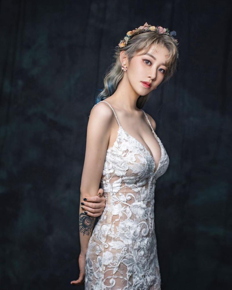 ▲美麗妄娜飽滿的東西半球清晰可見。(圖/美麗妄娜IG)