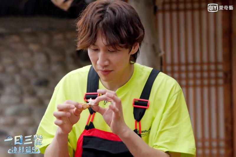 ▲多虧李光洙帶肉,三餐成員終吃到炸雞。(圖/愛奇藝台灣站)