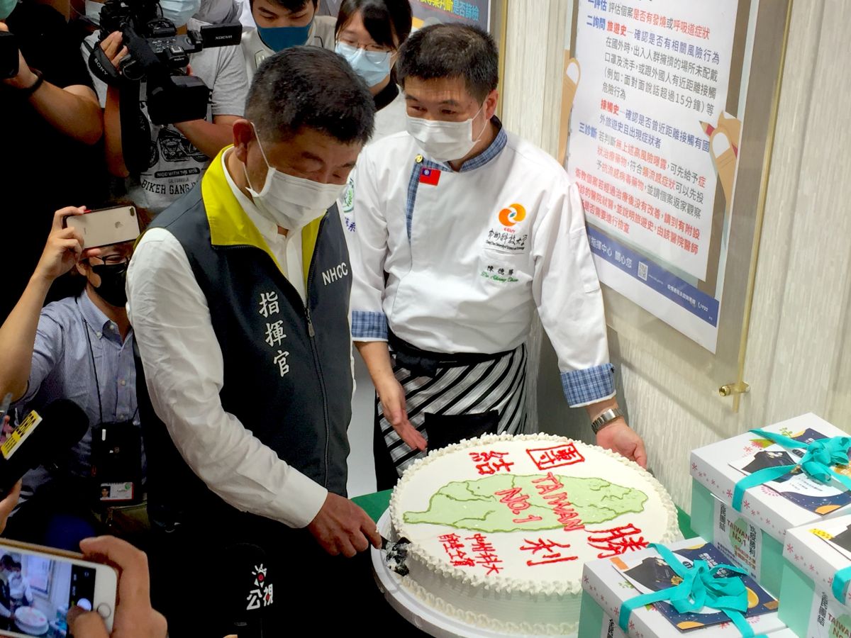 ▲中州科大致贈20寸大蛋糕，並附上「全民團結，抗議勝利」的標語，慶祝台灣終於解封。（圖／記者黃仁杰攝,2020.06.07）