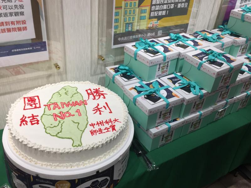 ▲中州科大致贈20寸大蛋糕，並附上「全民團結，抗議勝利」的標語，慶祝台灣終於解封。（圖／記者黃仁杰攝,2020.06.07）