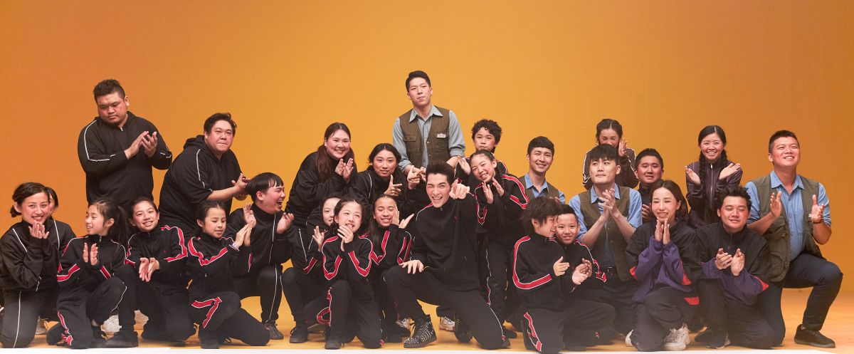 ▲蕭敬騰（前排右四）在新歌MV中，化身猴子，與小朋友們在拍攝現場打鬧。（圖／華納音樂提供）