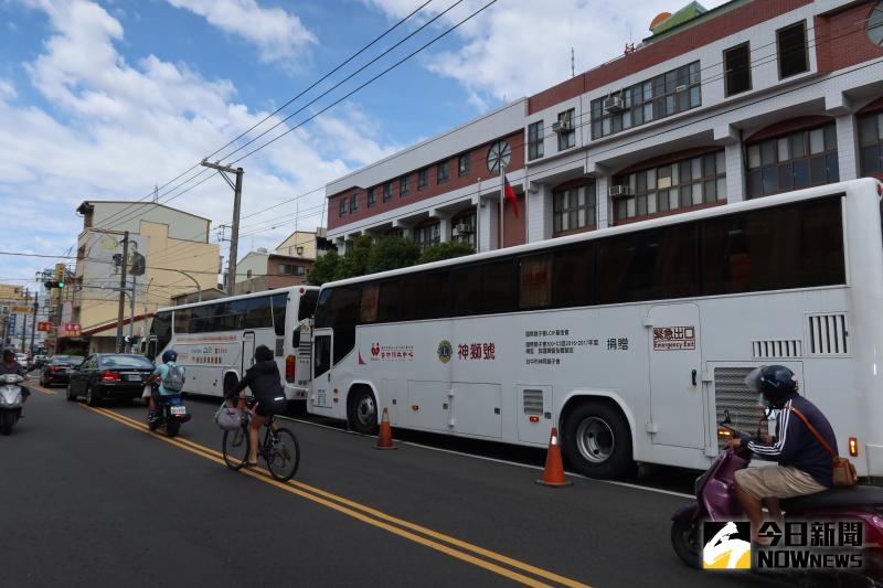 ▲台中捐血中心也派2部大型血車辦理這次的捐血活動。(圖/記者陳雅芳攝,2020.06.07)