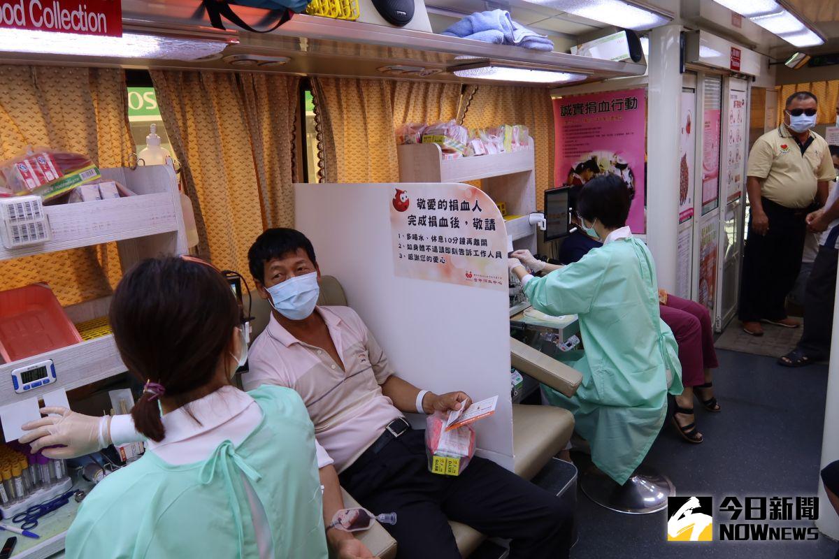 ▲北斗警分局警察志工中隊、慈化慈善會舉辦「挽袖捐血、捐血有愛 從你我開始」捐血公益活動，共有413袋鮮血挹注。（圖／記者陳雅芳攝，2020.06.07）