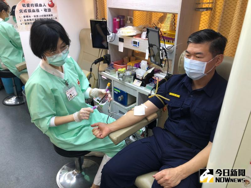 ▲北斗警分局帶頭舉辦捐血活動,警分局長謝錫釗率先挽袖捐血。(圖/記者陳雅芳攝,2020.06.07)