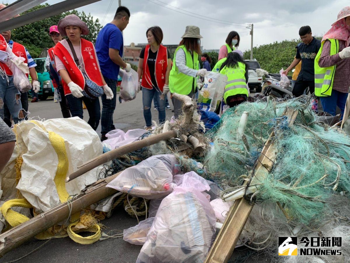 ▲中州科大黃思倫校長親自參與出水社區海岸淨灘活動（圖六），環保志工淨灘清理出不少廢棄漁網。（中州科大提供 圖／記者陳雅芳翻攝，2020.06.07）