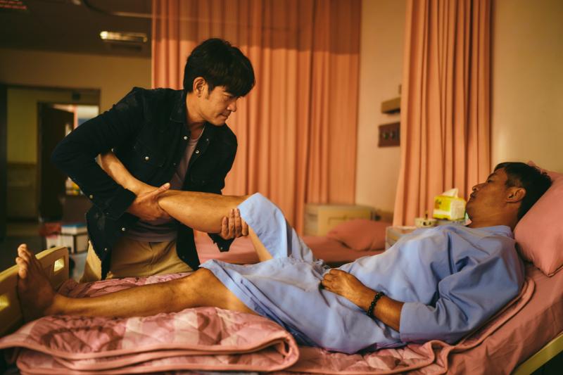 ▲柯叔元(左)耐心照顧李銘順。(圖