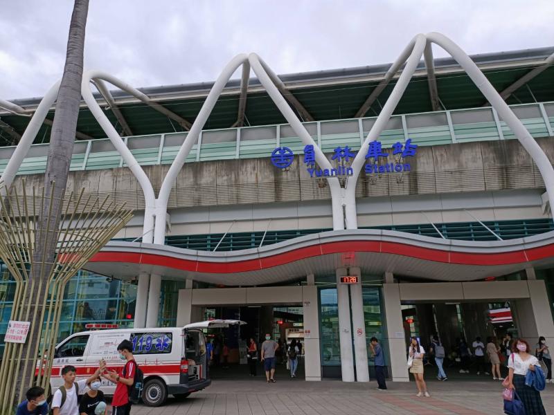 ▲台鐵西部幹線員林站驚傳旅客落軌死傷事故,消防局派出救護車、消防車、器材車等前往救援。(民眾提供