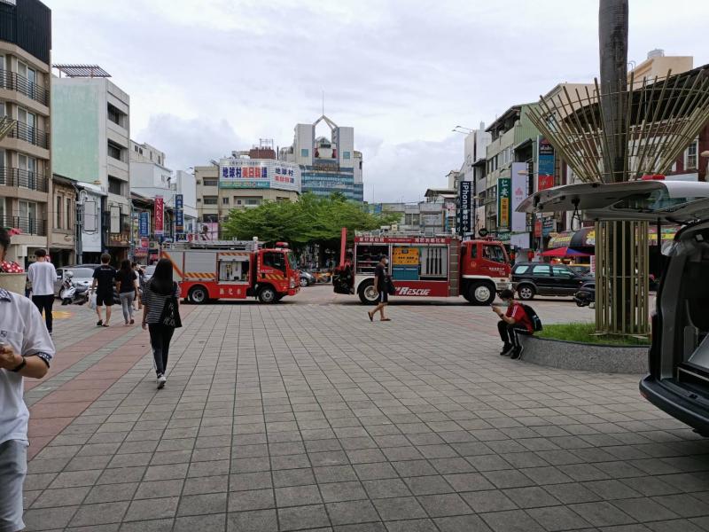 ▲一列134車次自強號在員林車站時,突然發生一名進站旅客自月台掉落事故,站方人員獲報緊急通報消防隊到場救護。(民眾提供