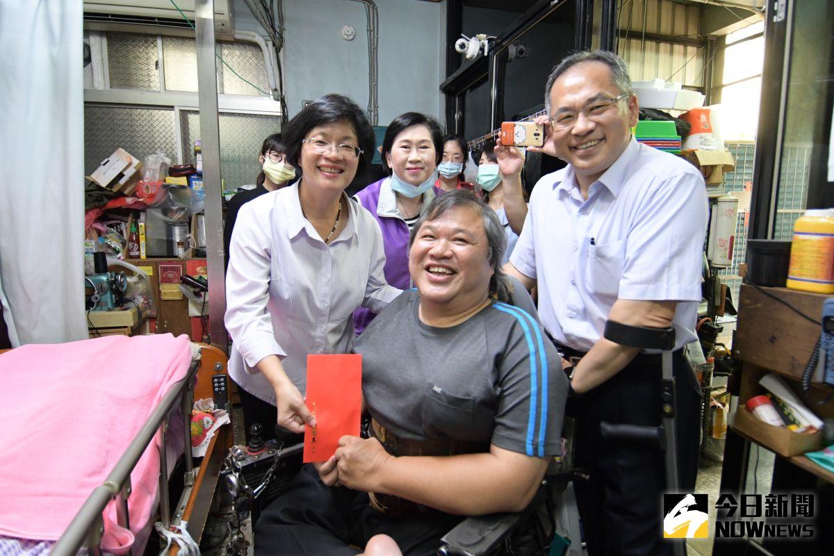 ▲彰化縣長王惠美到蔡明岳家中關心其母子起居生活，並送上營養費，讚揚說，靠自己的力量走出燦爛的人生。（圖／記者陳雅芳攝，2020.06.08）