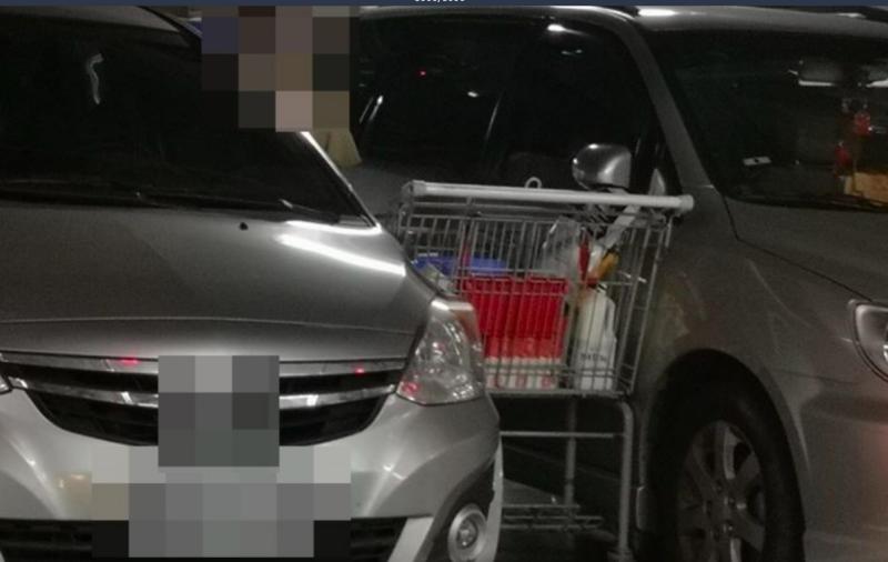▲一名消費者將推車硬擠到兩台車的縫隙卸貨。(圖/翻攝爆怨公社)