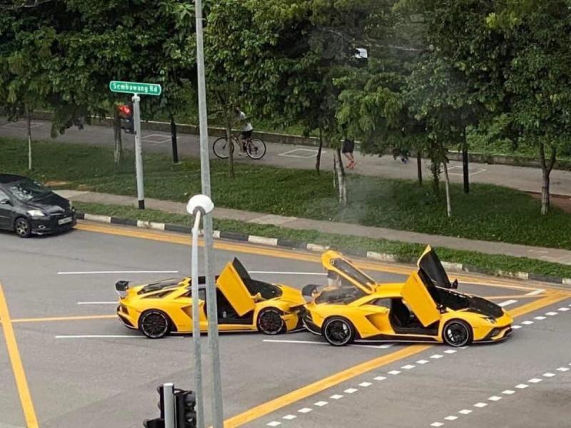 ▲這兩台車款、配色相仿的超跑互撞景象讓在地民眾紛紛拿起手機拍照。(圖/翻攝自臉書