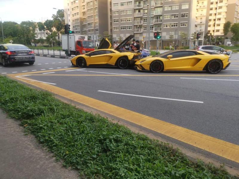 ▲兩台超跑有擦撞,所幸現場並無人員傷亡。(圖/翻攝自臉書