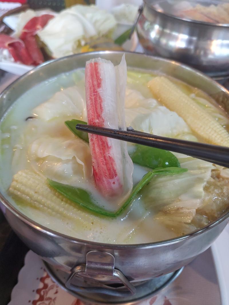 ▲網友吃火鍋驚見未拆封膜的蟹肉棒。(圖/翻攝爆廢公社)