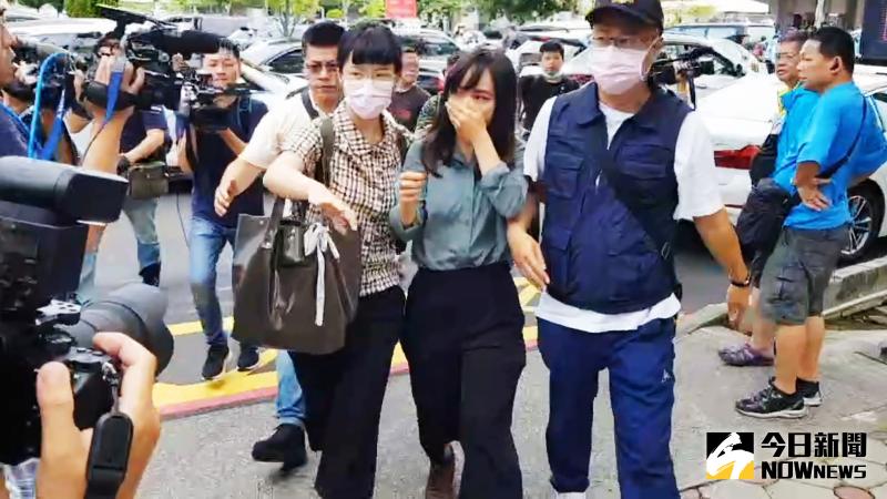 ▲時代力量議員黃捷今天上午到高雄市立殯儀館追悼議長許崑源,在離開靈堂後掩面哭泣。(圖/記者郭俊暉攝,2020.06.08)