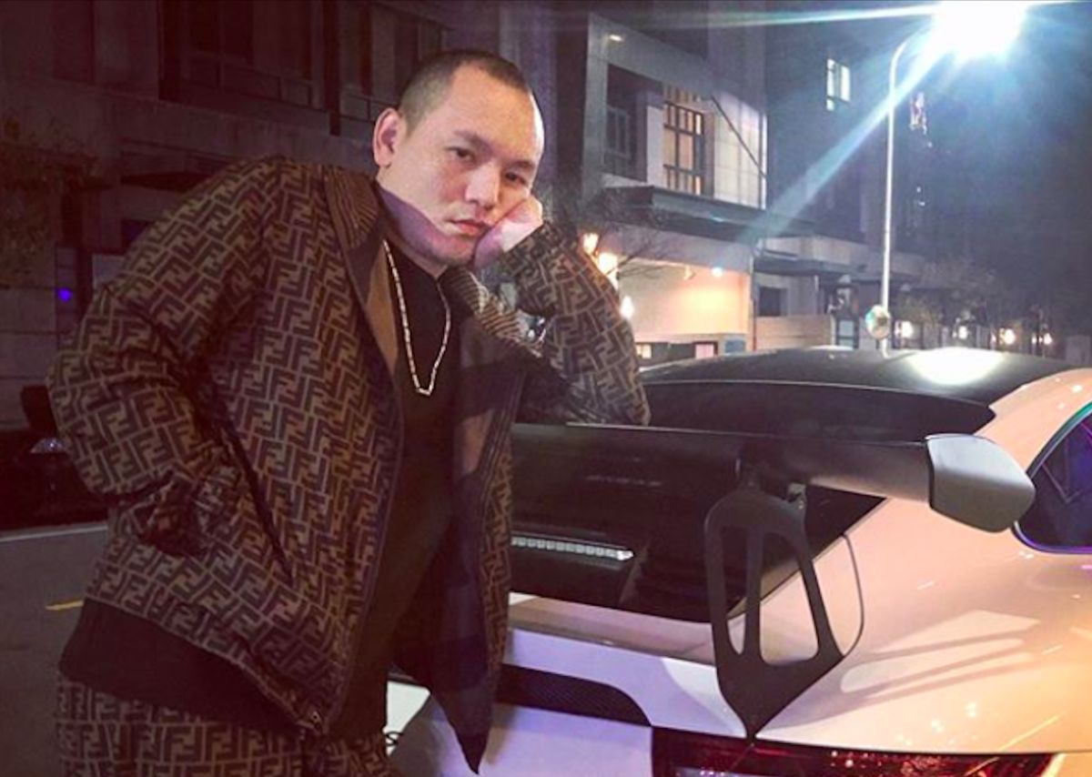 ▲春風赴靈堂弔唁許崑源。（圖／翻攝春風IG）