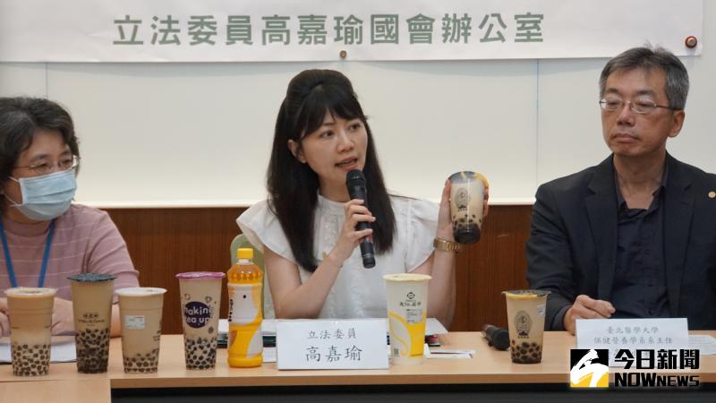 ▲民進黨立委高嘉瑜指出大多數含糖飲料及甜點都含有大量的糖分及熱量,過量使用會導致肥胖,因此應強制要求手搖飲業者標示含糖量。(圖/記者呂炯昌攝.2020.06.08)