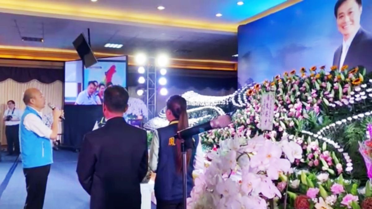 ▲高市議長許崑源靈堂今開放各界弔唁，市長韓國瑜親率市府政務官到議長靈堂致哀並念心經1分多鐘。（圖／高雄市議會提供）