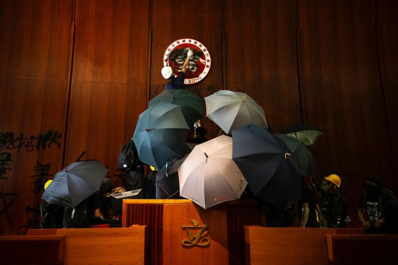 ▲香港攝影記者協會主辦的《前線.焦點2019》新聞攝影比賽「年度照片」。攝於去年7月1日,立法會議事廳。(攝影/陳朗熹)