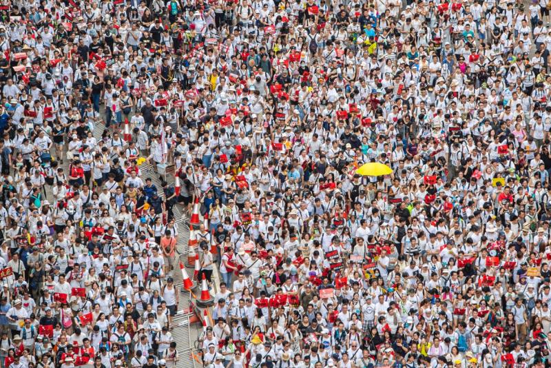 ▲去年6月9日，香港百萬民眾走上街頭，抗議港府修訂「逃犯條例」；自此，反送中運動揭開愈序幕。（攝影／陳朗熹）