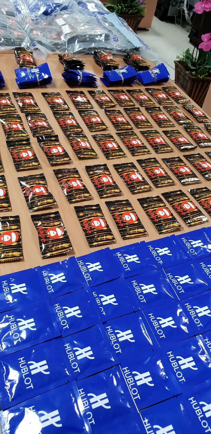 ▲中市二分局破獲施姓男子販毒集團，查獲1975包毒咖啡。(圖/記者鄧力軍攝)