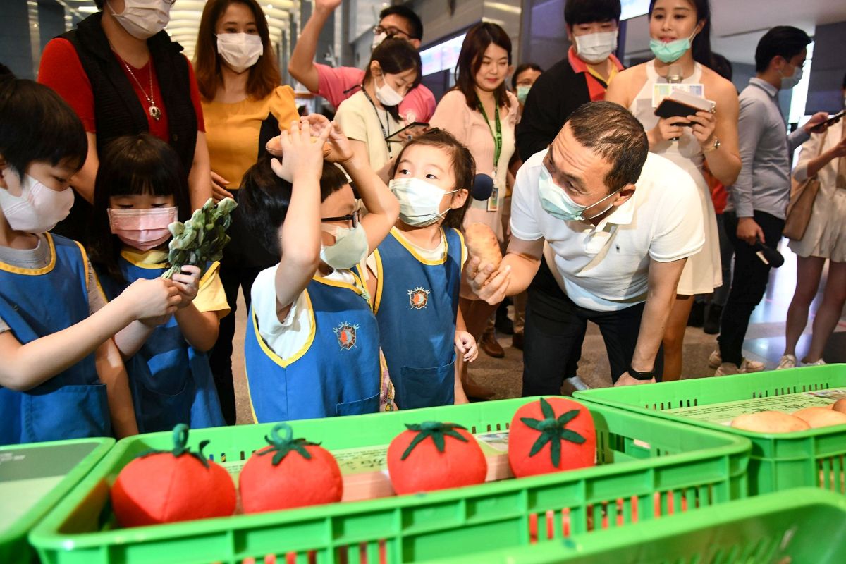 ▲新北市長侯友宜今(8)日出席「新北好市生活學-傳統市場新生活」特展開幕儀式，展現新北市場改造的目標。（圖／新北市新聞局提供）