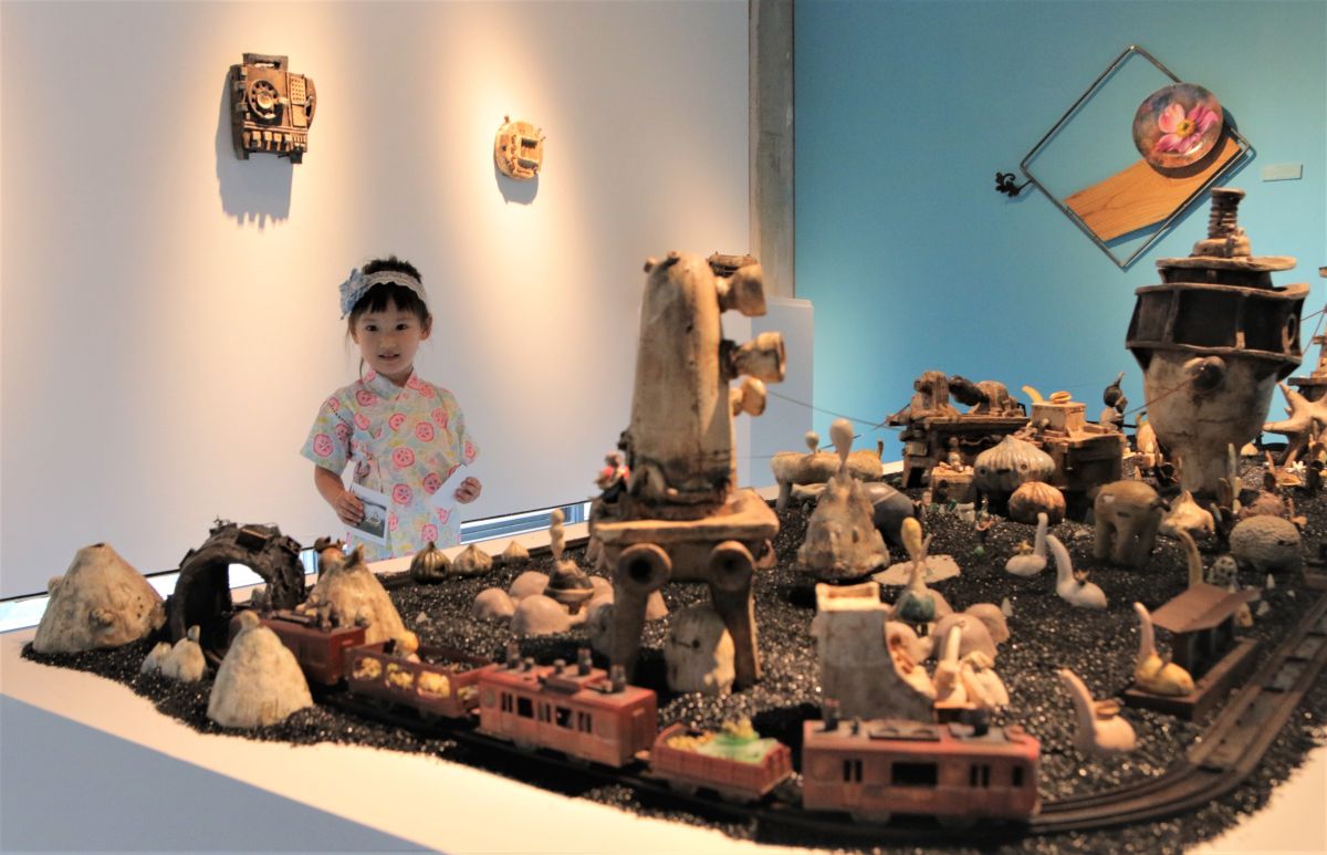 ▲新北市立鶯歌陶瓷博物館「亞熱帶花園︰彩繪陶瓷展」中，其中的作品是阿咧和徐橘喵的《一個備忘紀的地方》，呈現一座擁有各種萌系怪獸的小島。（圖／鶯歌陶瓷博物館提供）