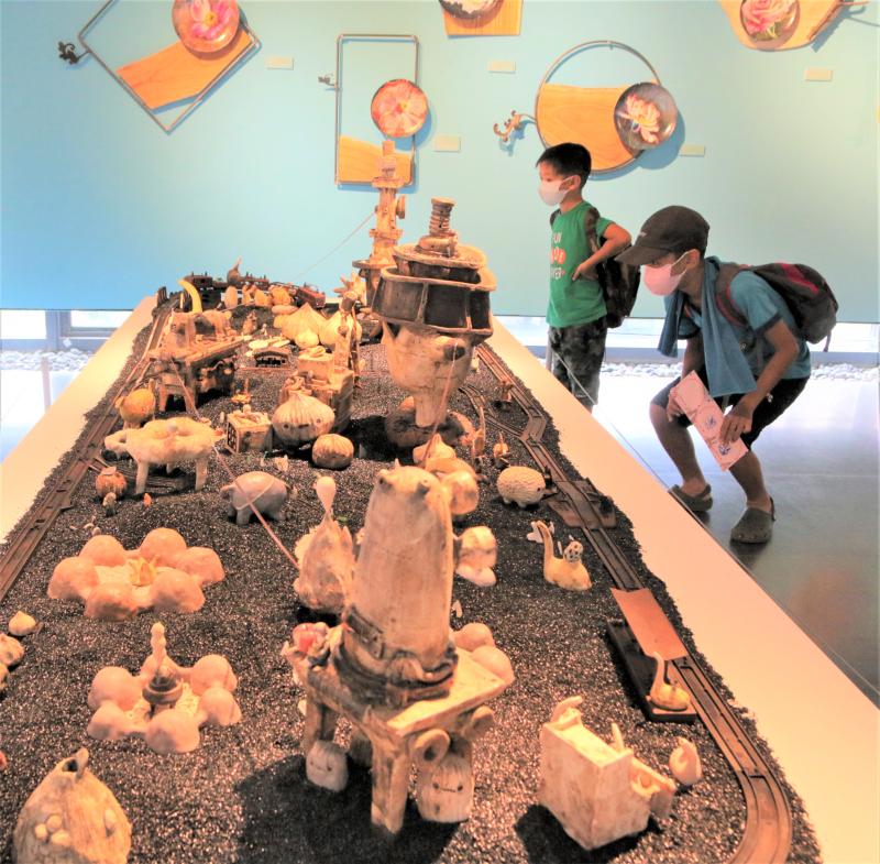 ▲新北市立鶯歌陶瓷博物館「亞熱帶花園︰彩繪陶瓷展」中,其中的作品是阿咧和徐橘喵的《一個備忘紀的地方》,呈現一座擁有各種萌系怪獸的小島。(圖/鶯歌陶瓷博物館提供)