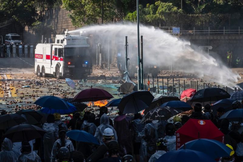 ▲攝於2019年11月17日，香港理工大學警民對峙現場，防暴警察出動水炮車。（攝影／陳朗熹）