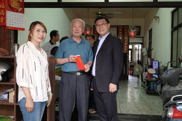 ▲鹿港鎮長許志宏今（8）日發送端午節敬老禮金500元給長輩們，大家拿到紅包都笑呵呵，直說現金最實惠。（圖／記者葉靜美攝，2020.06.08）