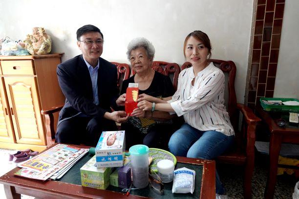 ▲鹿港鎮的長輩們領到500元紅包很高興,說是端午節可以加菜或多買幾個粽子,對鎮公所的福利政策很有感。(圖/記者葉靜美攝,2020.06.08)