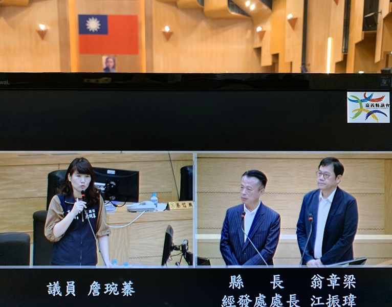 ▲嘉義縣議員詹琬蓁質詢縣長翁章梁及環保局長張根穆，指進廠清除機構的處理費用，一直在調高！為何回饋金都没變？(圖／記者陳惲朋攝）