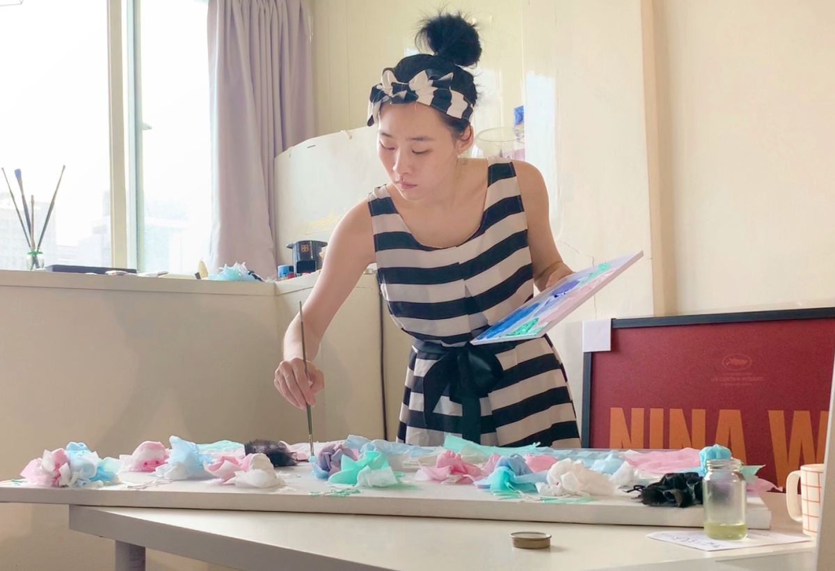 ▲吳可熙在工作室作畫十分專注。（圖／CAA提供）