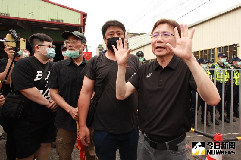 ▲「村長」詹江村與杏仁哥在王浩宇農舍前道路向現場民眾演講,並高喊「罷免王浩宇」。(圖/記者李春台攝,