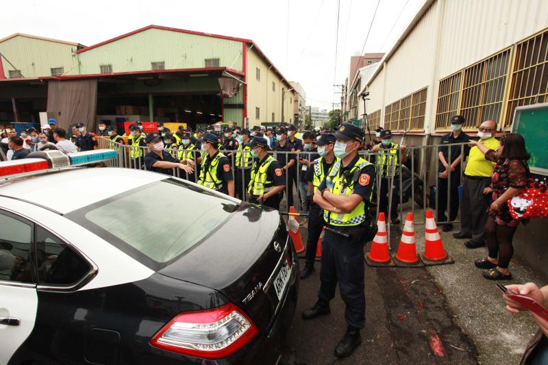 ▲同往王浩宇農舍的聯外道路,被警方設下圍欄阻止抗議民眾進入。(圖/記者李春台攝,
