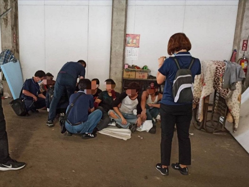 ▲非法移工聽不懂台語的「緊走」，呆呆的等著被抓。(圖／記者陳惲朋翻攝）