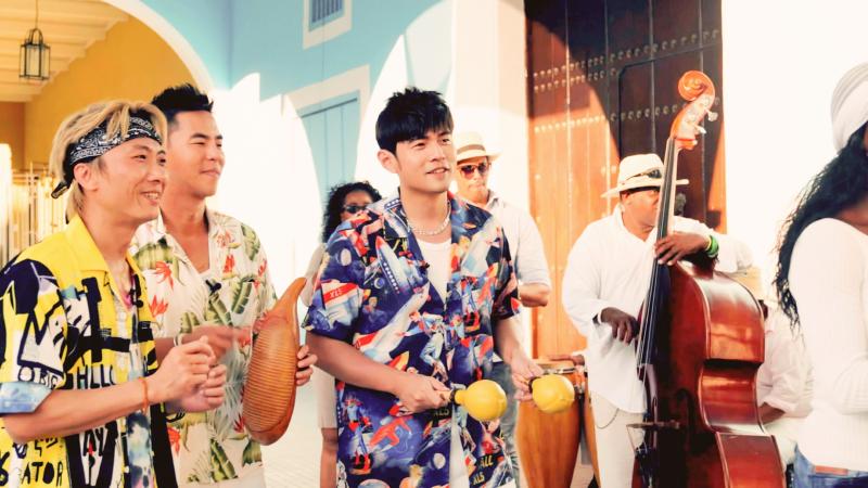 ▲周杰倫（左三）推出單曲《Mojito》，與柯有倫（左二）一起到古巴拍攝MV。（圖／杰威爾音樂提供）
