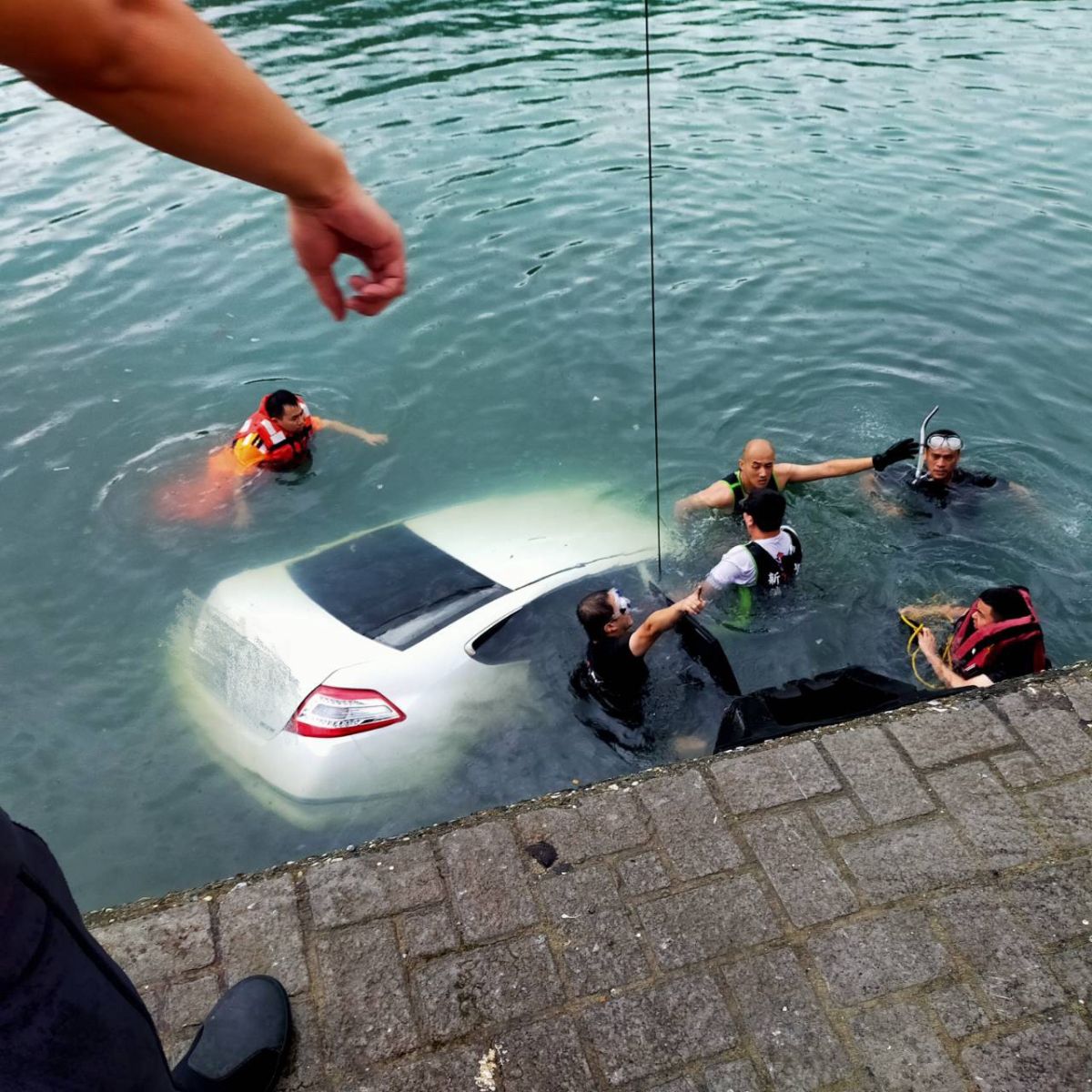 ▲新北市金山區一名70歲男子今（8）下午在磺港漁港疑似因久病多時，竟想不開開著自小客車衝入海裡。（圖／翻攝自北海岸全民聯盟公社）