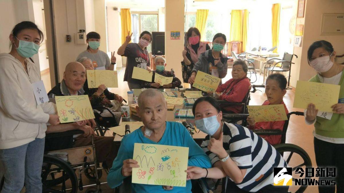 ▲運用色紙剪貼、彩繪著色、文字分享等多元形式，組裝出一本獨一無二的生命故事書，讓長輩們互相分享年少記憶。（圖／記者陳雅芳攝，2020.06.08）