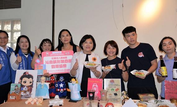 ▲張麗善率建設處長李俊興、工策會總幹事許宇甄與縣內觀光工廠、商圈宣傳防疫新生活振興經濟活動。(圖/記者蘇榮泉攝,2020.06.08)