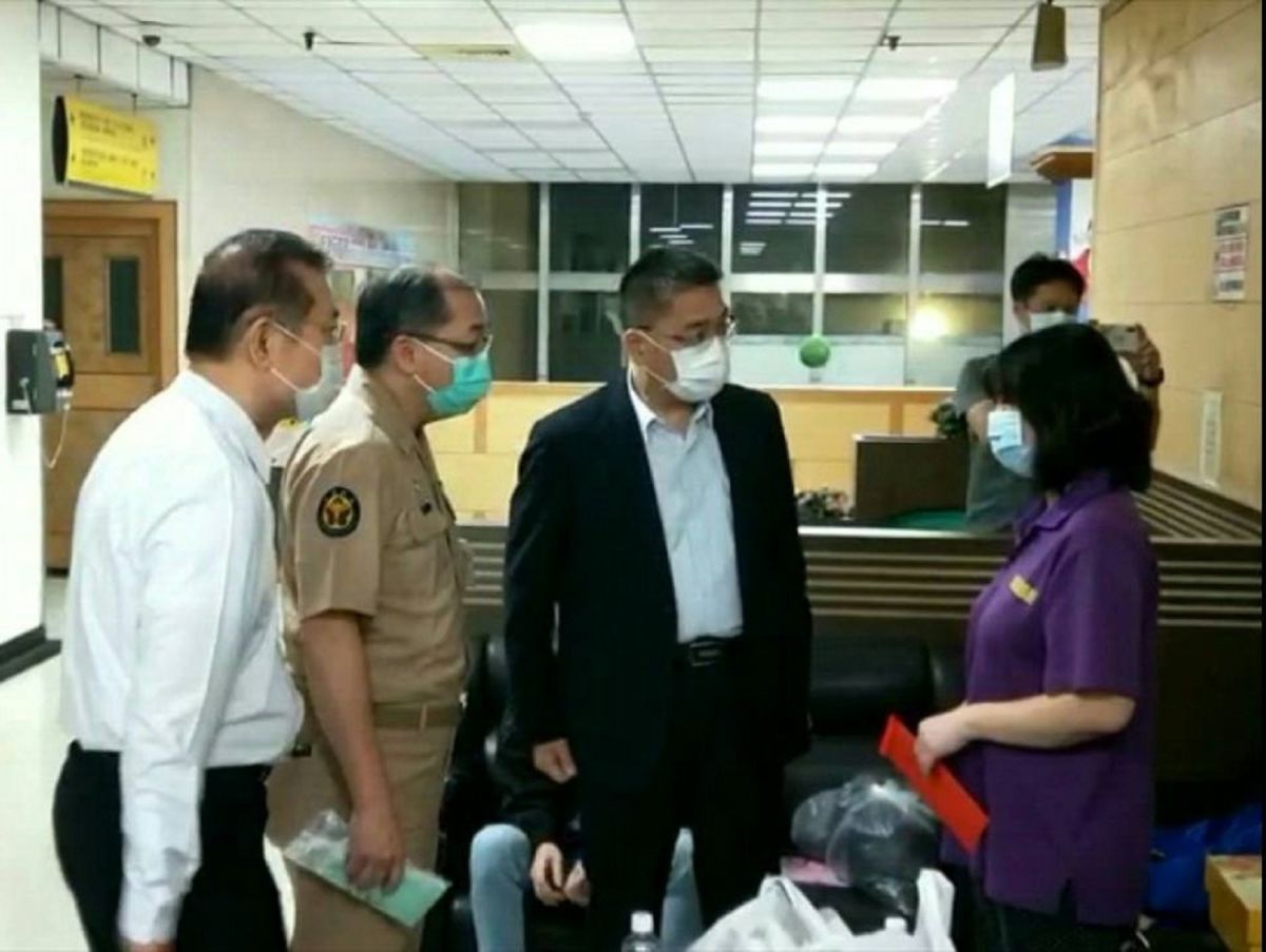 ▲高雄市楠梓分局4名員警今天送疑精障男子強制就醫時，遭對方殺傷，4人經送醫後暫無生命危險，內政部長徐國勇特別南下探視。（圖／記者郭凱杰翻攝，2020.06.08）