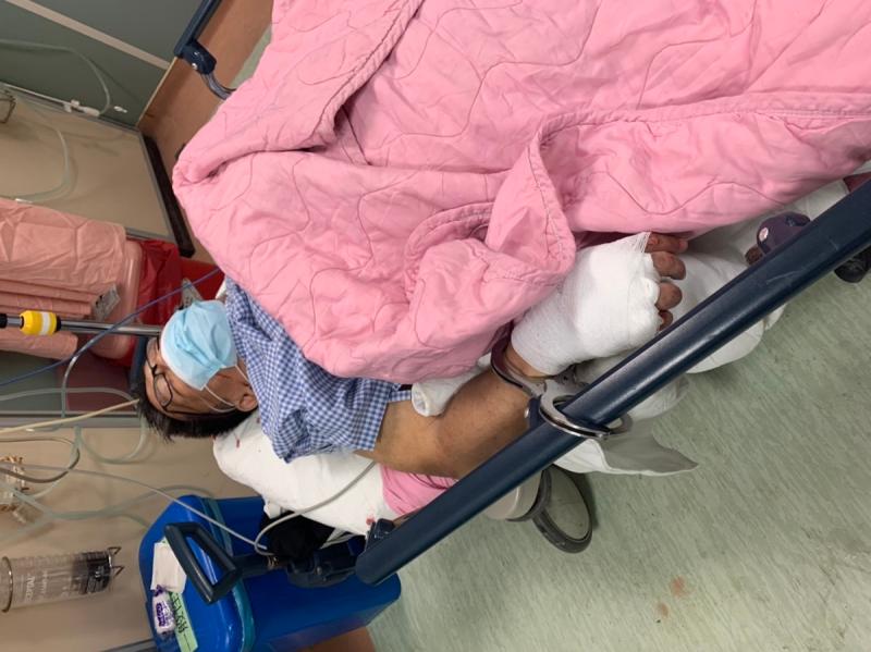 ▲鍾姓患者持尖刀刺殺4名警察,其中一名員警肚子遭劃破,緊急就醫。(圖/記者郭凱杰翻攝,2020.06.08)