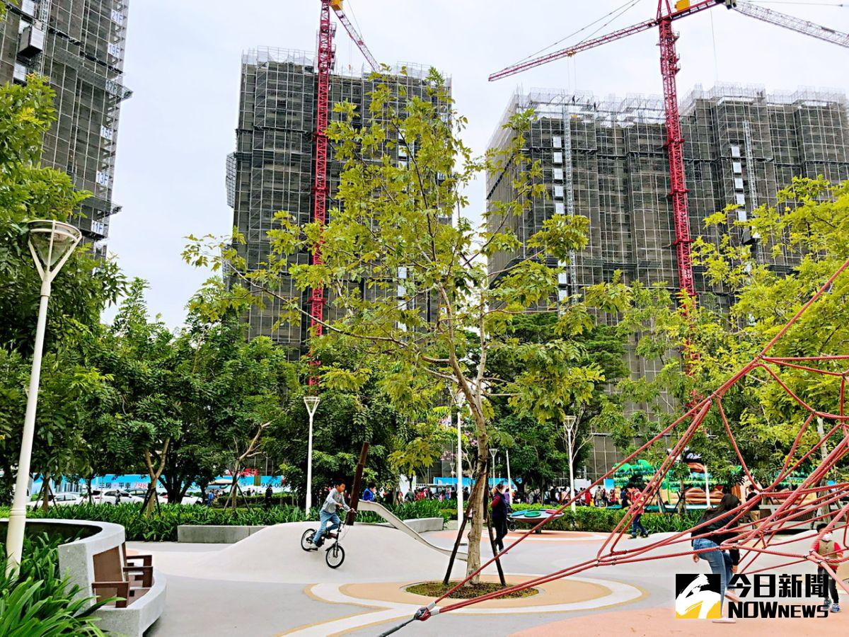 ▲ 「富邦大無疆」五棟建築如垂直森林般從公園中長出，預計下半年完工，鳳山也將出現近500戶集體交屋潮。（圖／記者陳美嘉攝）