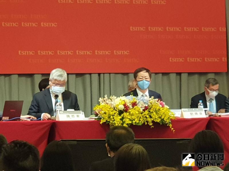 ▲小股東提問台積電夾在中美兩大國中間會不會陷入經營危機?為此,董事長劉德音(圖右)表示,其實台積電不是唯一,但受到的影響絕對比對手少。圖左為總裁魏哲家。(圖/記者許家禎攝,2020.6.9)