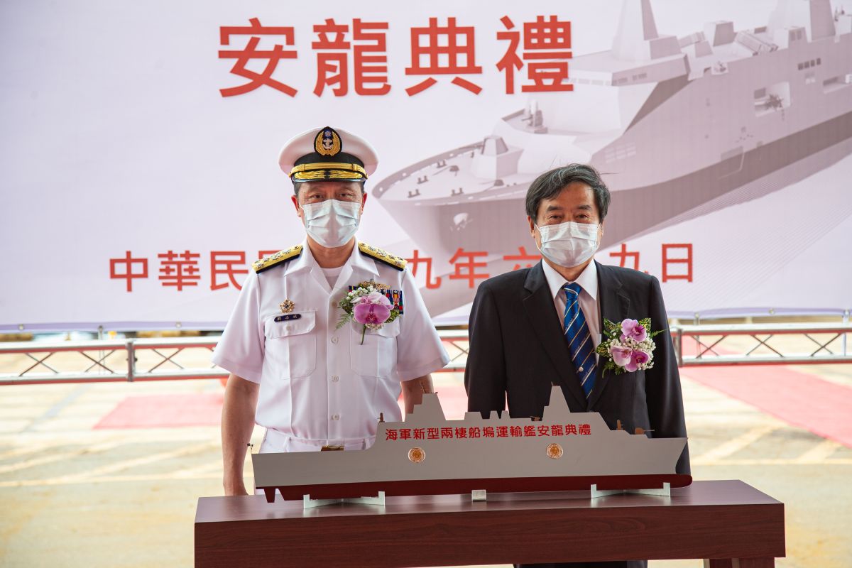 ▲海軍司令劉志斌上將（左）9日在台灣國際造船股份有限公司，主持「海軍新型兩棲船塢運輸艦安放龍骨典禮」。