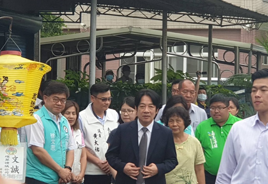 ▲副統統賴清德到勇警李承翰父親靈前祭拜。(圖／讀者翁先生提供）