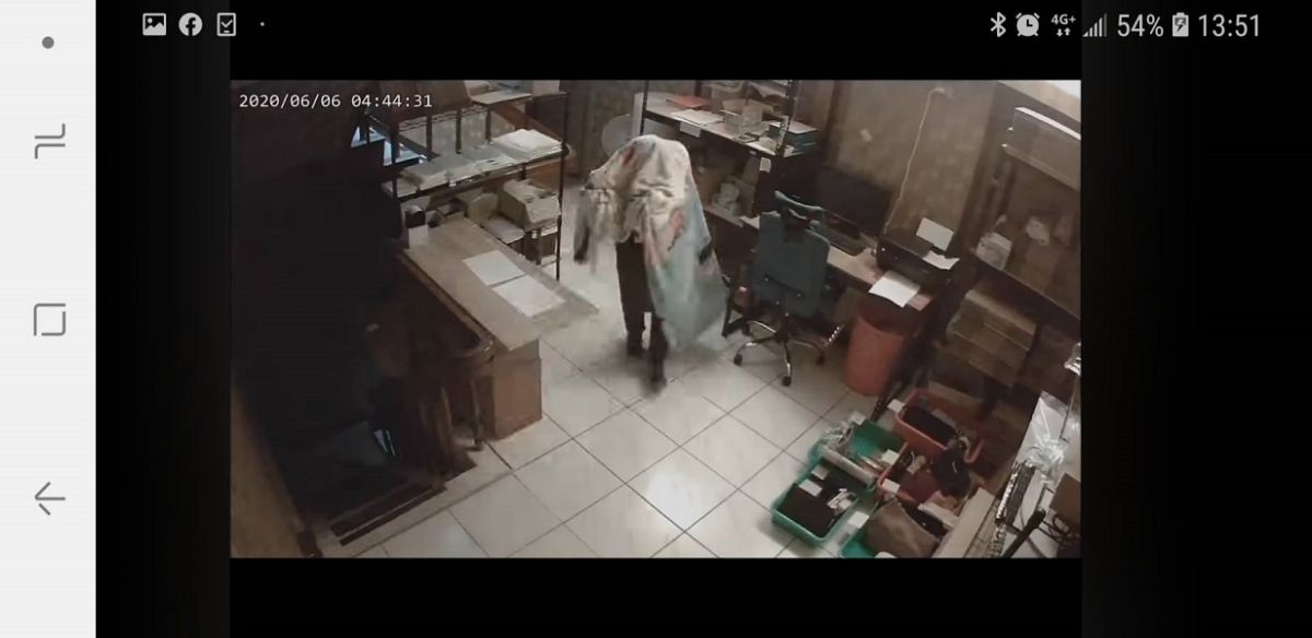 ▲浴巾在空中飄移，原來是離職員工行竊(圖／截自米果精品臉書)