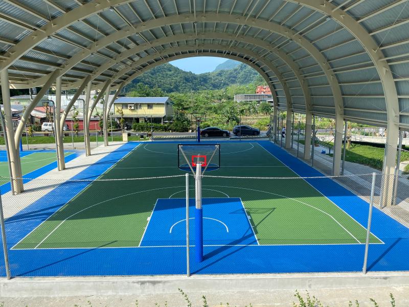 ▲瑞芳運動公園啟用,大冠鳩造型室外籃球場。(圖/新北市體育處提供提供)