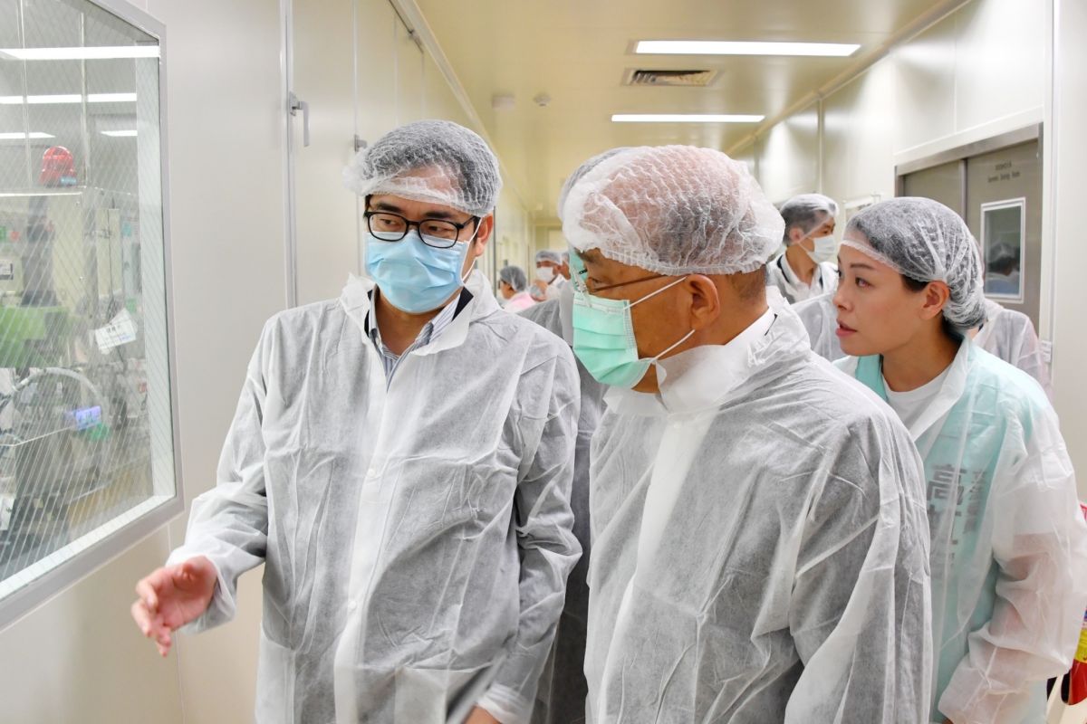▲行政院長蘇貞昌（中）和行政院副院長陳其邁（左）參訪國光生技公司。（圖／行政院提供）