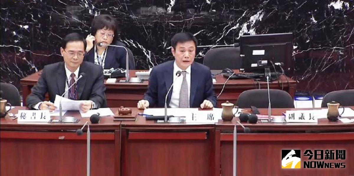 ▲高雄市議會各黨團代表無異議通過追謚許崑源議長為議會「永遠的榮譽議長」。（圖／記者郭凱杰翻攝）